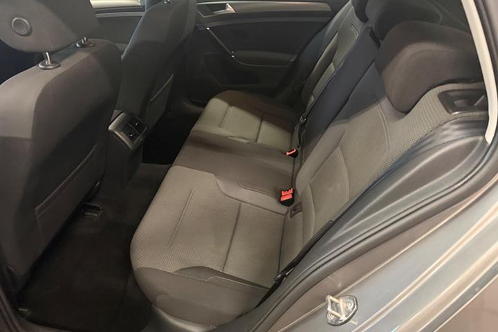Grå VW Golf VII fra 2014