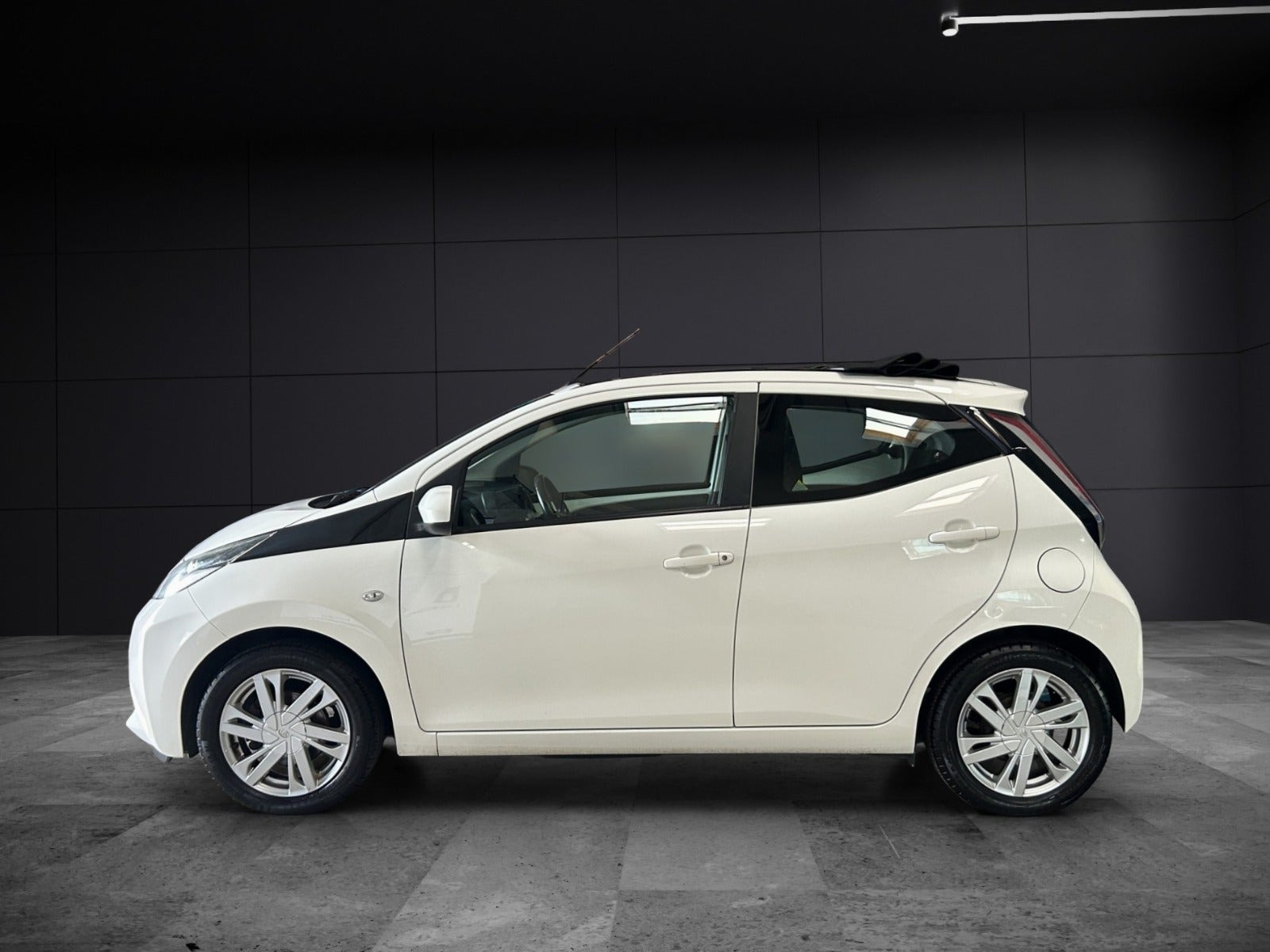 Hvid Toyota Aygo fra 2015