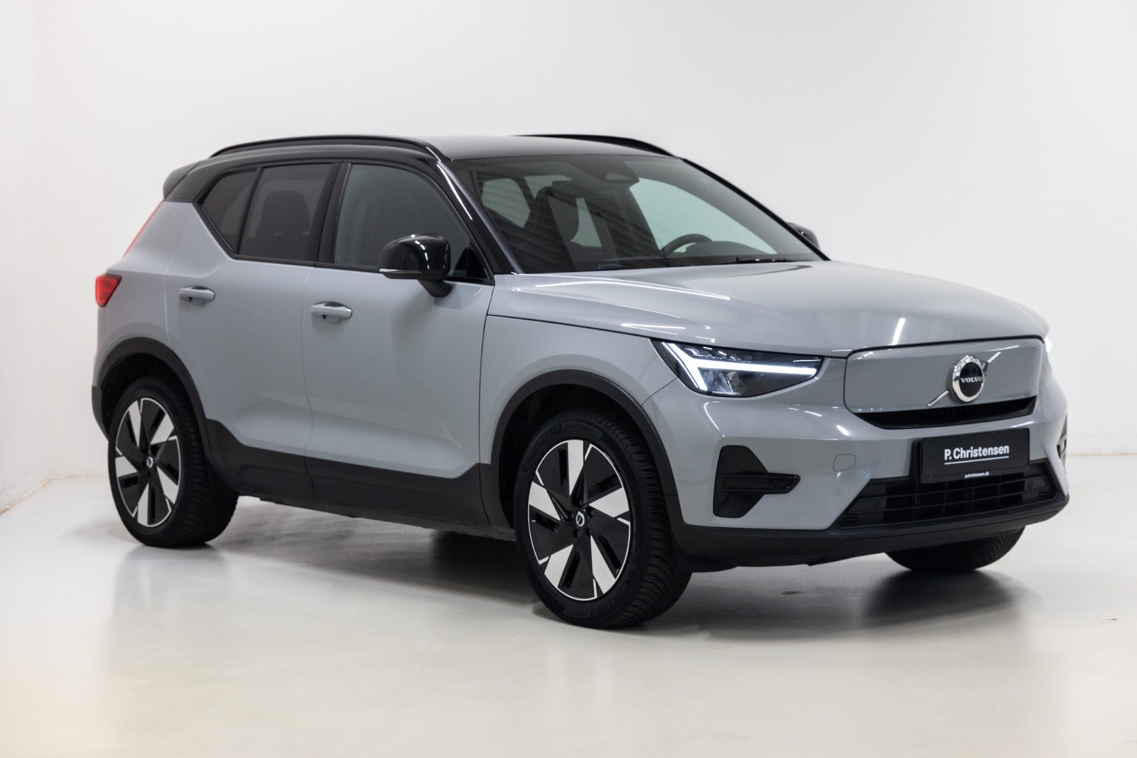 Grå Volvo XC40 fra 2024