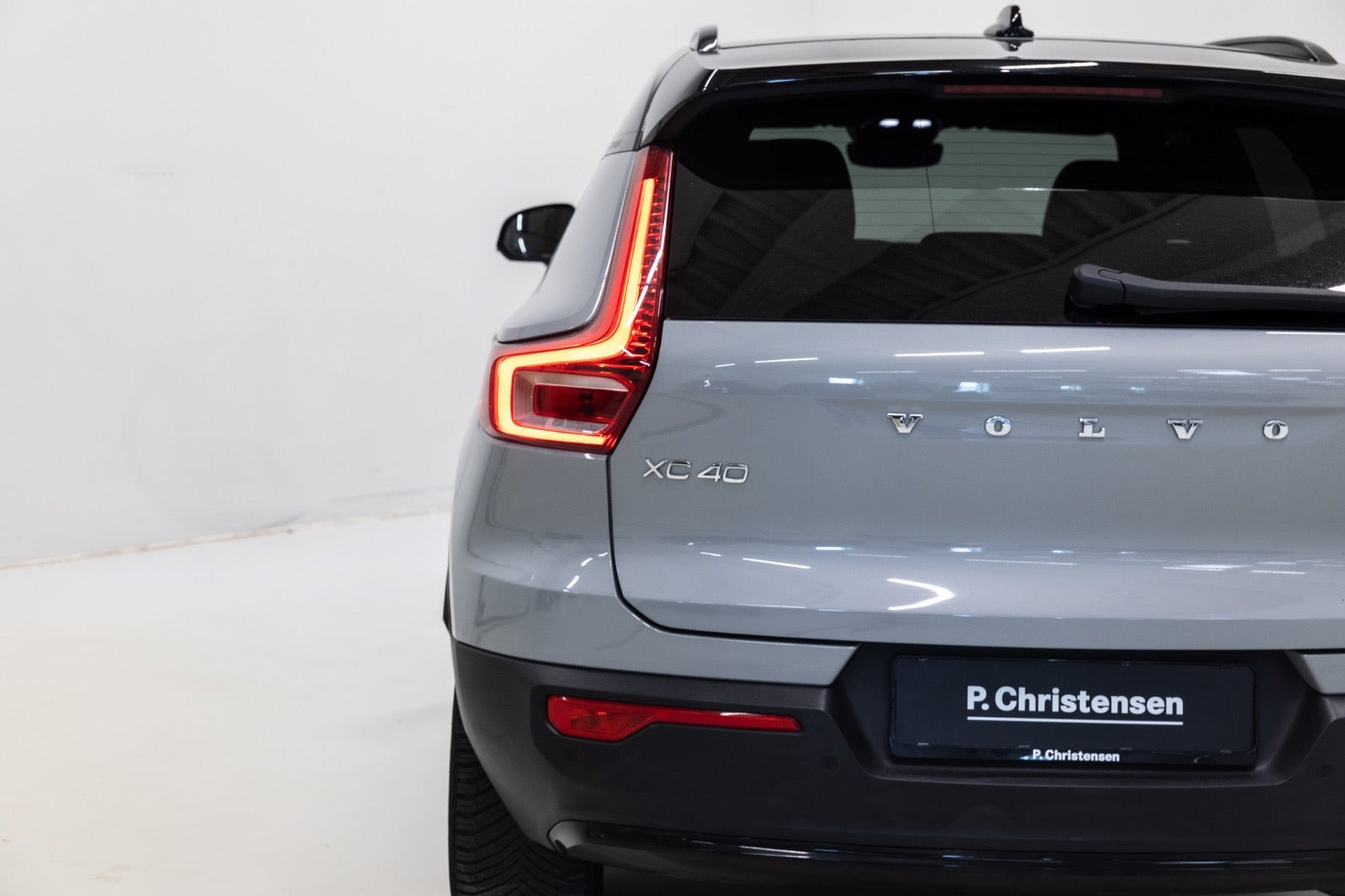 Grå Volvo XC40 fra 2024