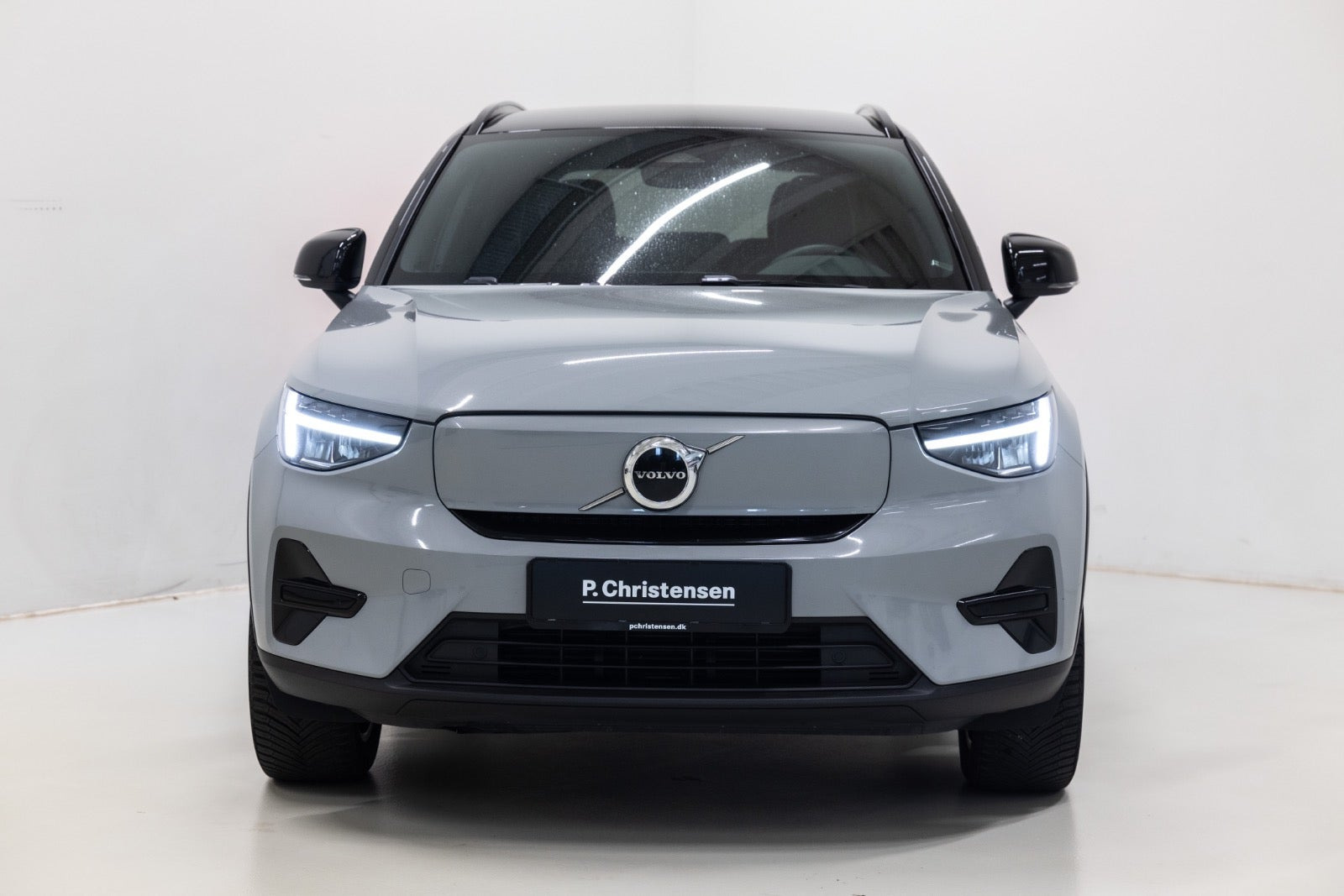 Grå Volvo XC40 fra 2024