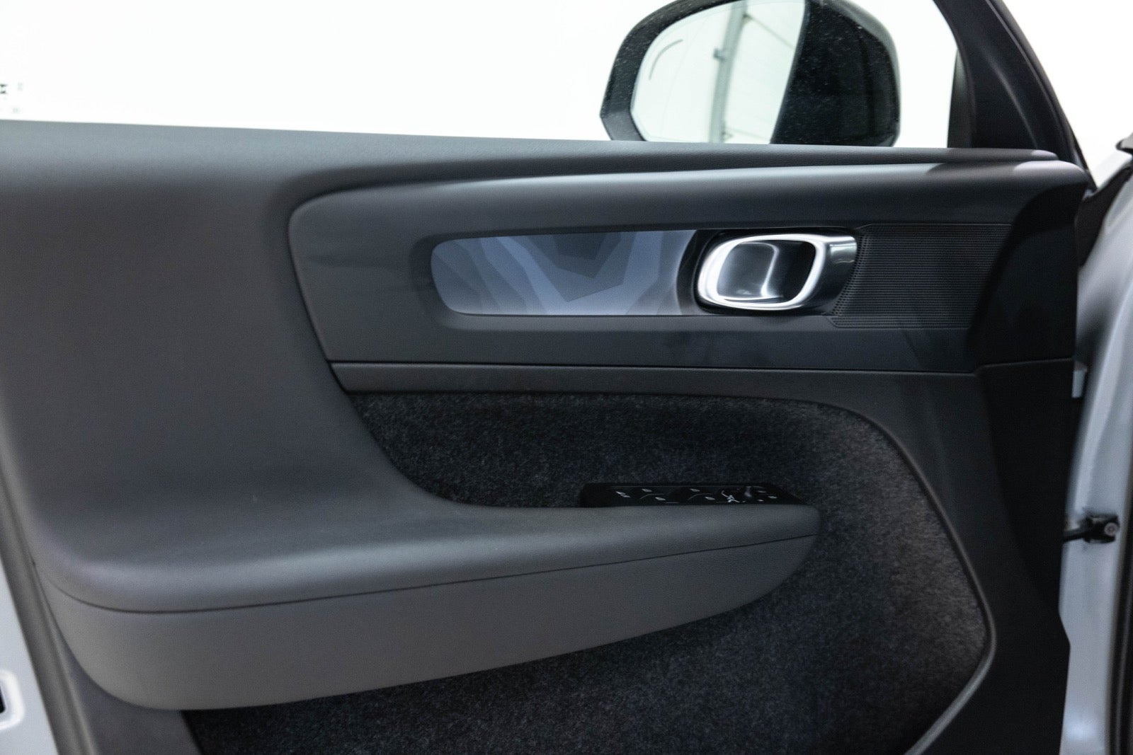 Grå Volvo XC40 fra 2024