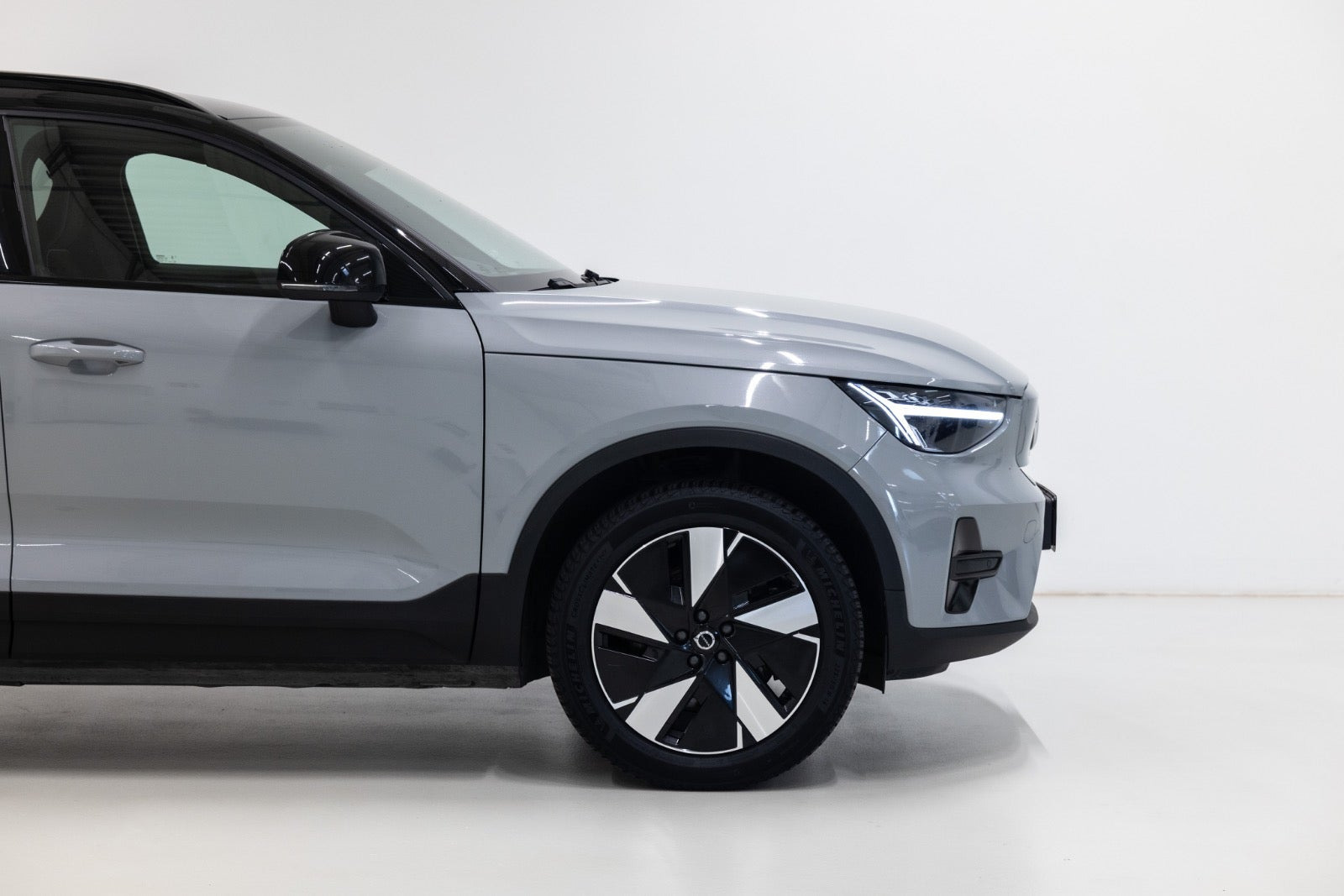 Grå Volvo XC40 fra 2024