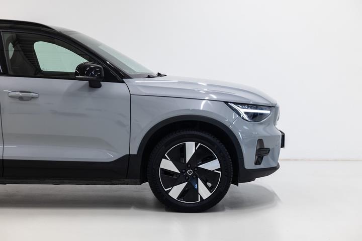 Grå Volvo XC40 fra 2024