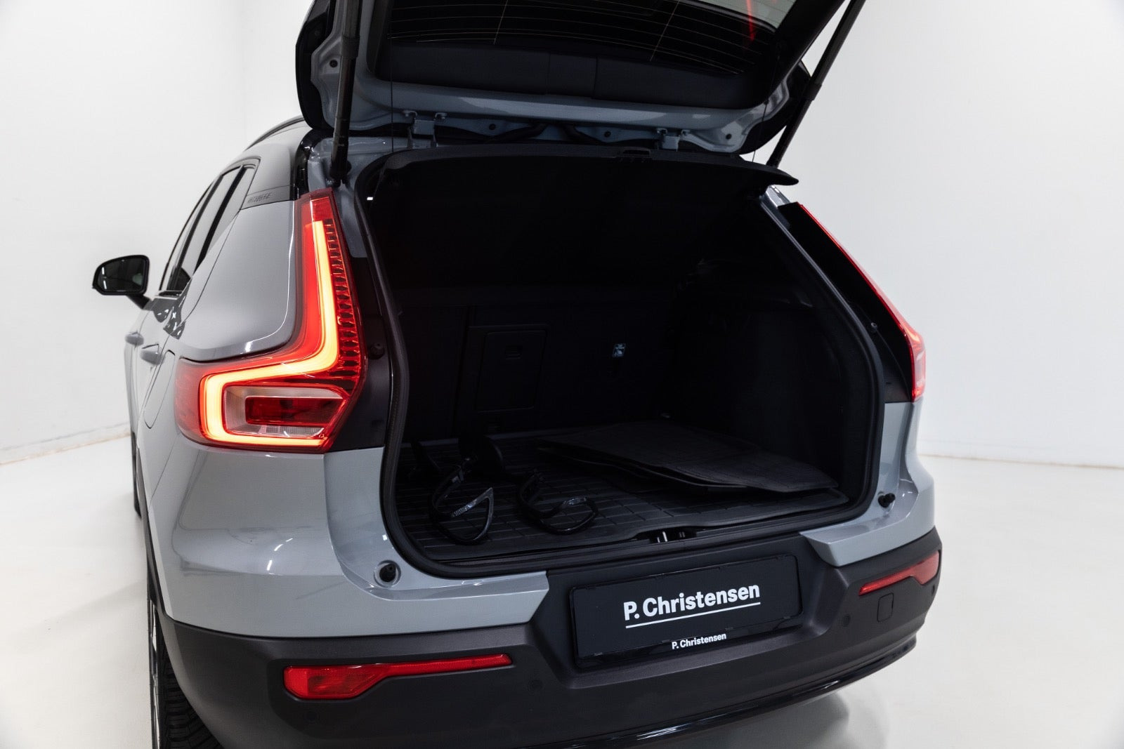 Grå Volvo XC40 fra 2024