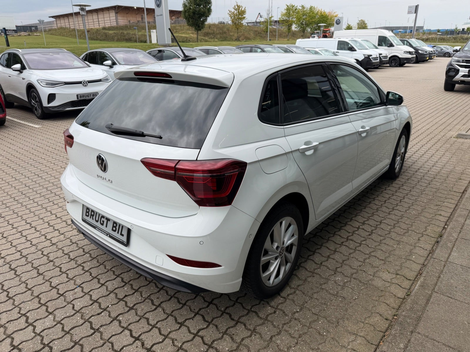 Hvid VW Polo fra 2023