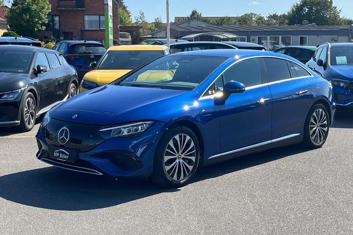 Blå Mercedes EQE350+ fra 2022 set udefra