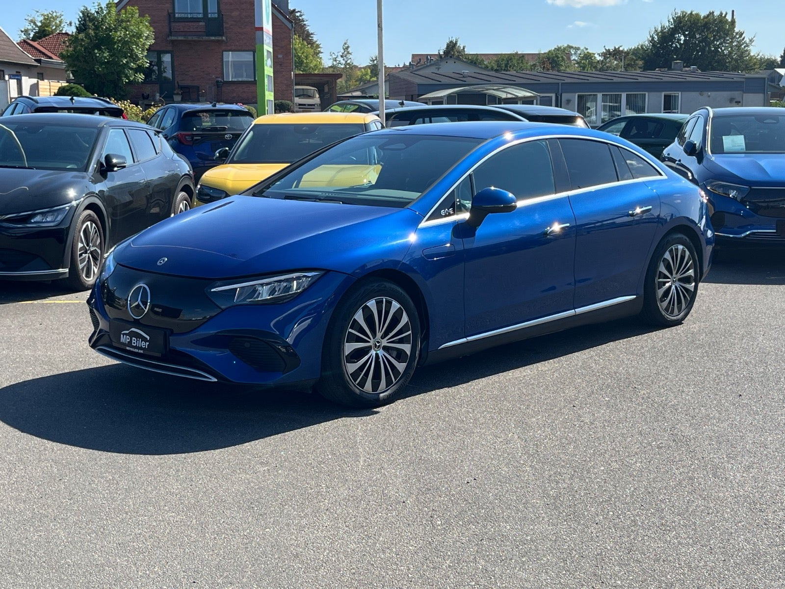 Blå Mercedes EQE350+ fra 2022