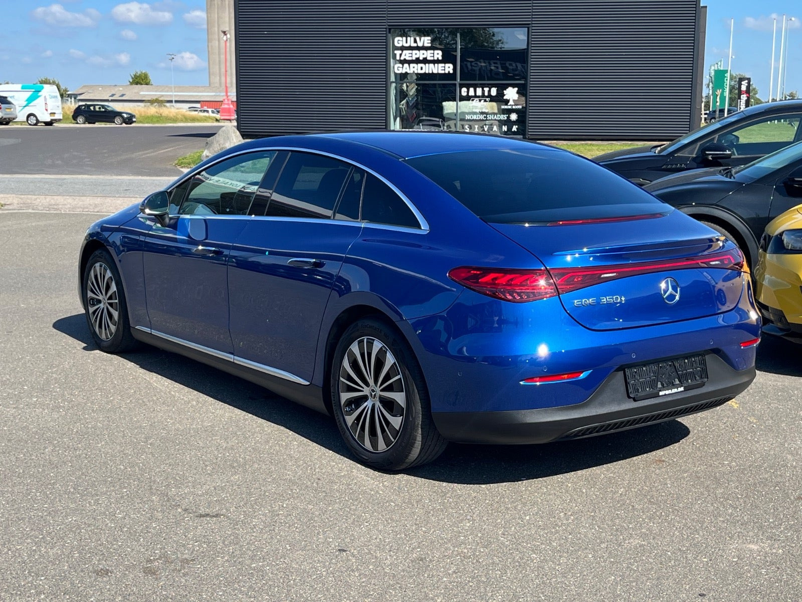 Blå Mercedes EQE350+ fra 2022