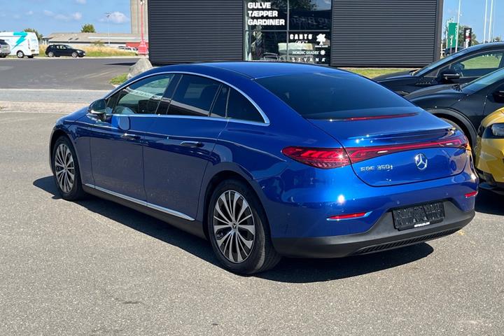 Blå Mercedes EQE350+ fra 2022
