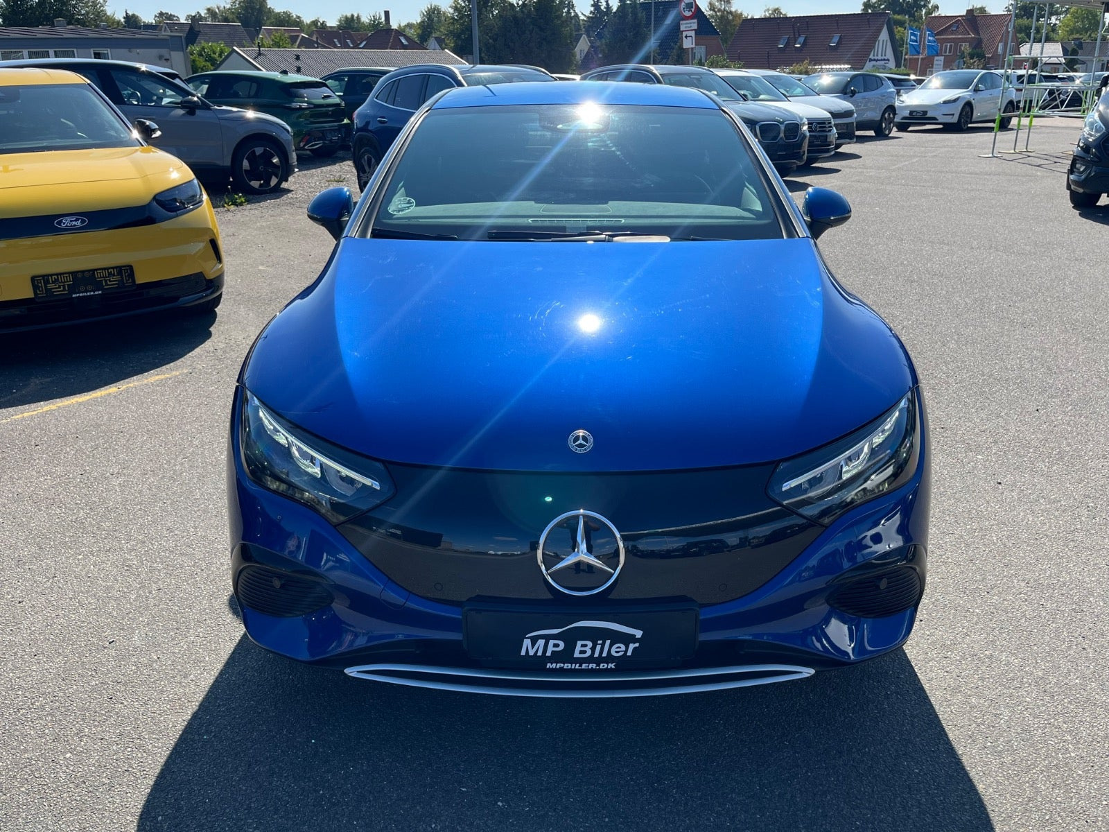 Blå Mercedes EQE350+ fra 2022