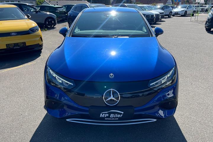 Blå Mercedes EQE350+ fra 2022