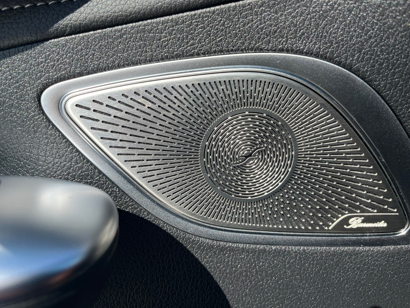 Blå Mercedes EQE350+ fra 2022