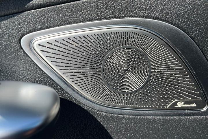 Blå Mercedes EQE350+ fra 2022