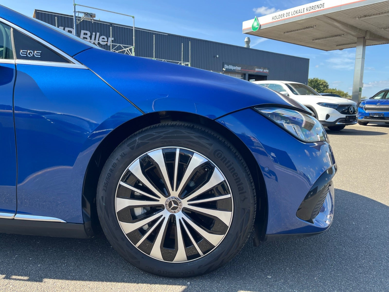 Blå Mercedes EQE350+ fra 2022