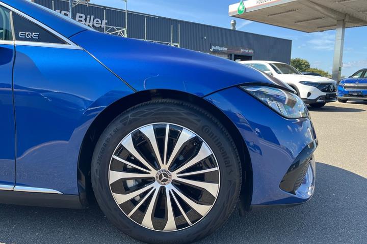 Blå Mercedes EQE350+ fra 2022