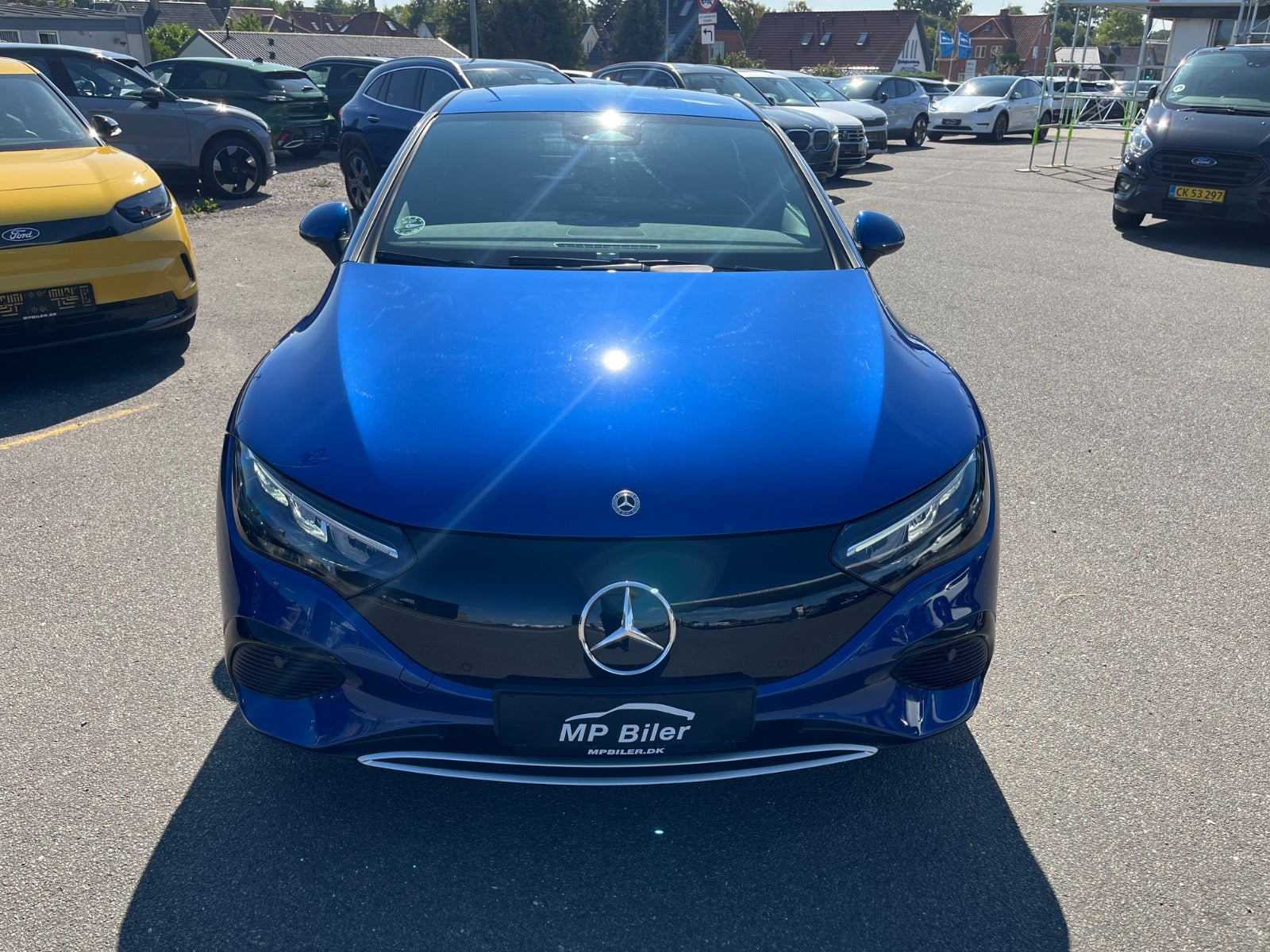 Blå Mercedes EQE350+ fra 2022
