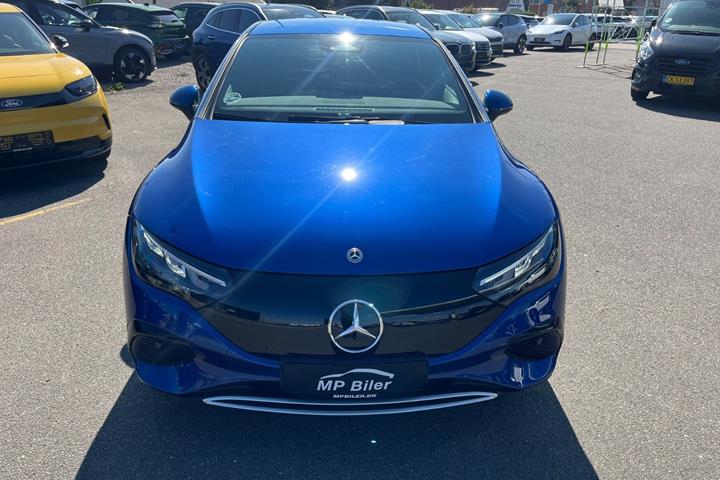 Blå Mercedes EQE350+ fra 2022