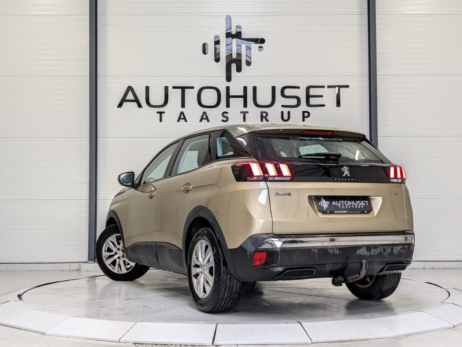 Gul Peugeot 3008 fra 2017