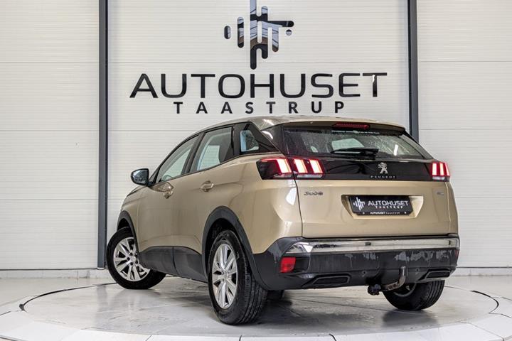 Gul Peugeot 3008 fra 2017