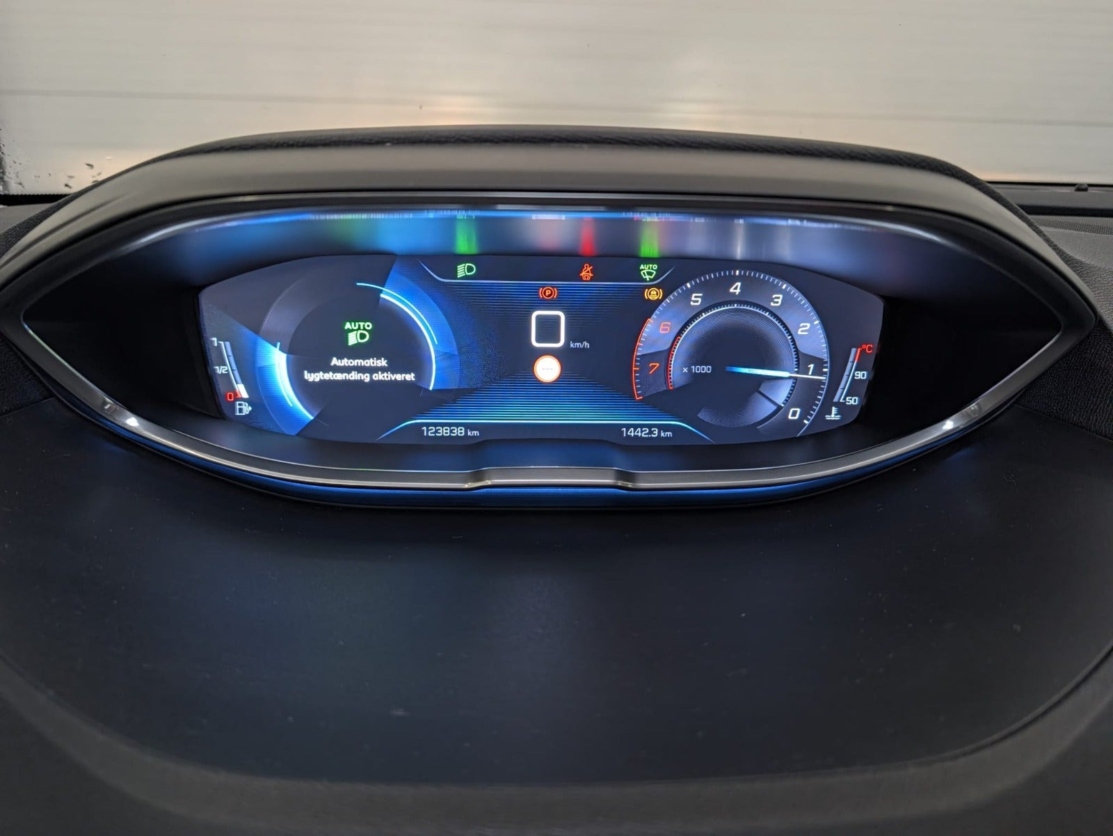 Gul Peugeot 3008 fra 2017