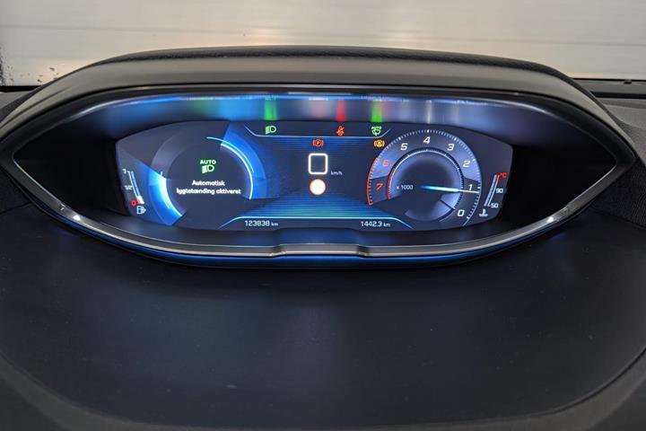 Gul Peugeot 3008 fra 2017