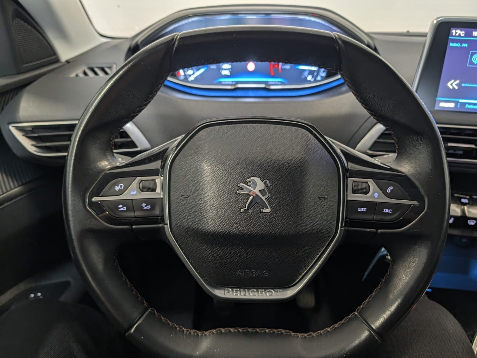 Gul Peugeot 3008 fra 2017
