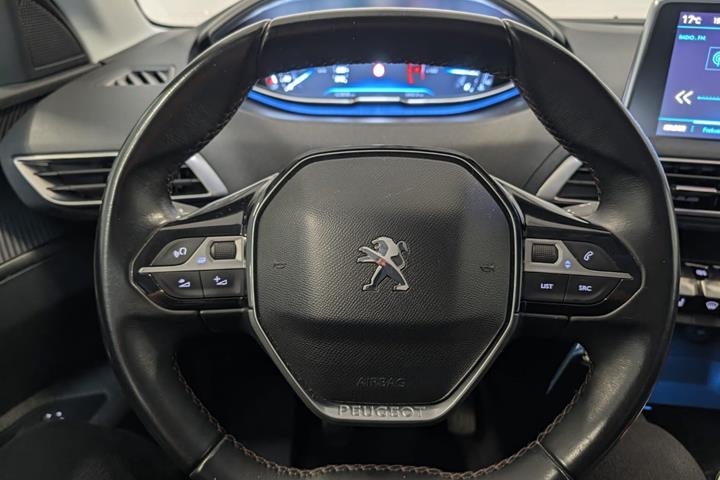 Gul Peugeot 3008 fra 2017