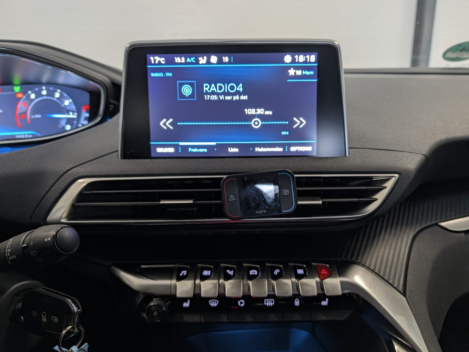 Gul Peugeot 3008 fra 2017