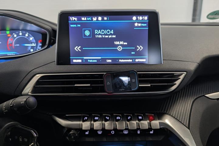 Gul Peugeot 3008 fra 2017