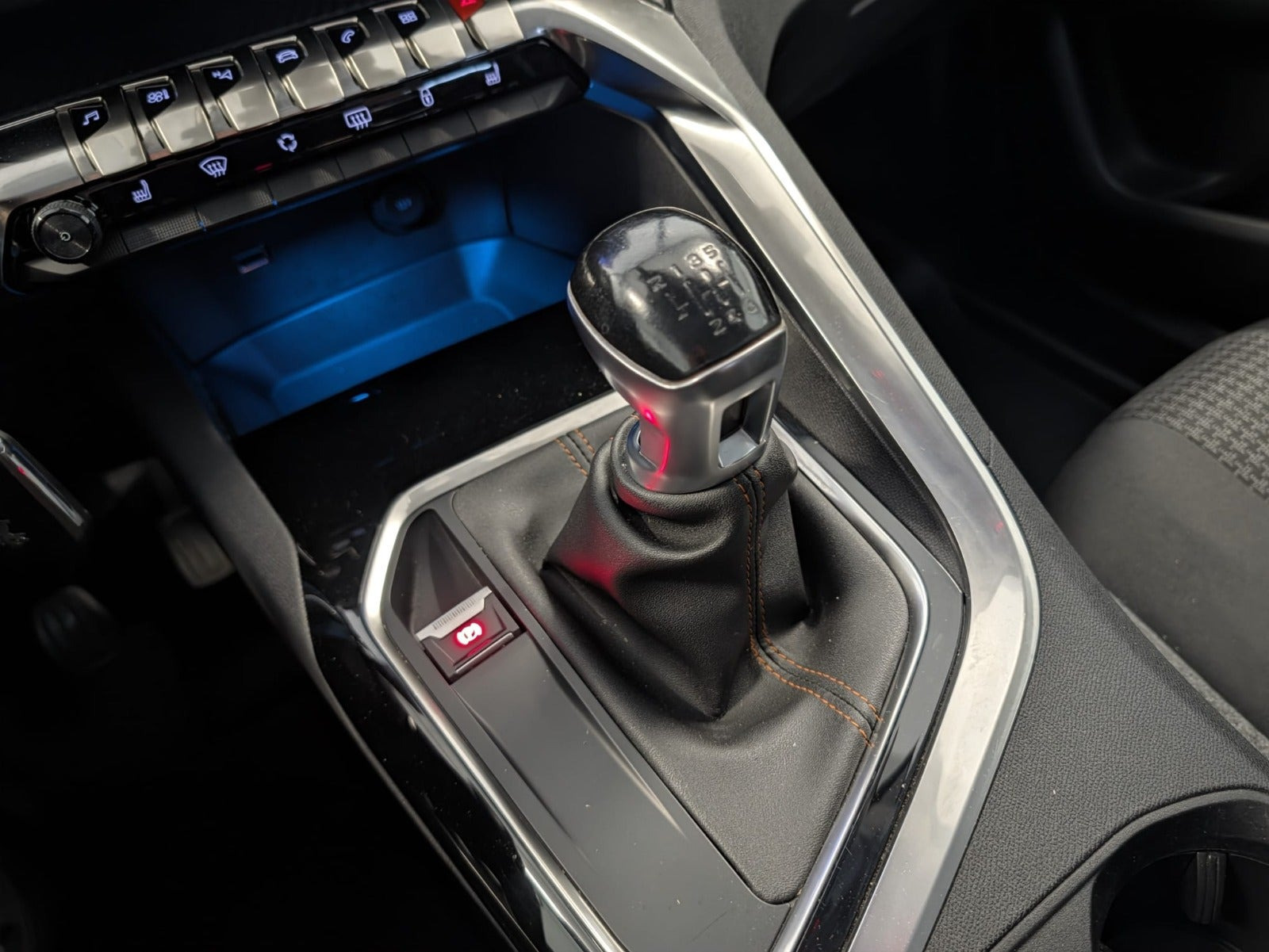 Gul Peugeot 3008 fra 2017