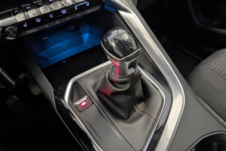 Gul Peugeot 3008 fra 2017