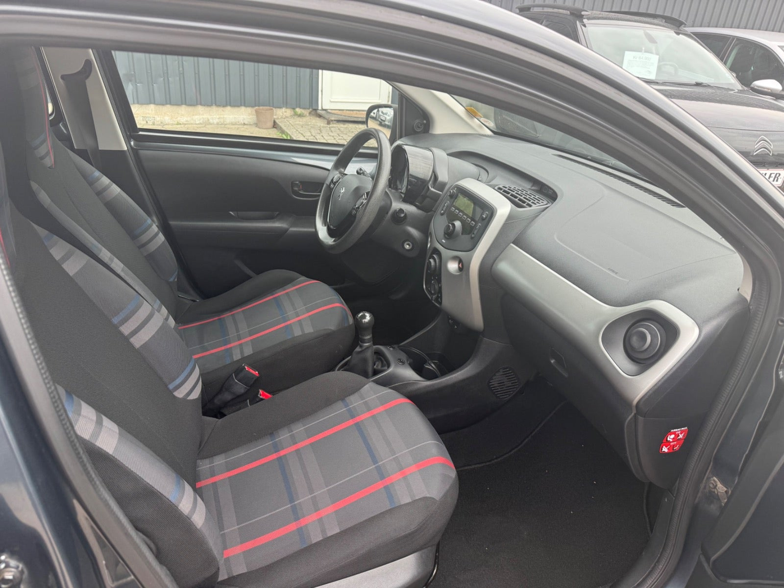 Grå Peugeot 108 fra 2015