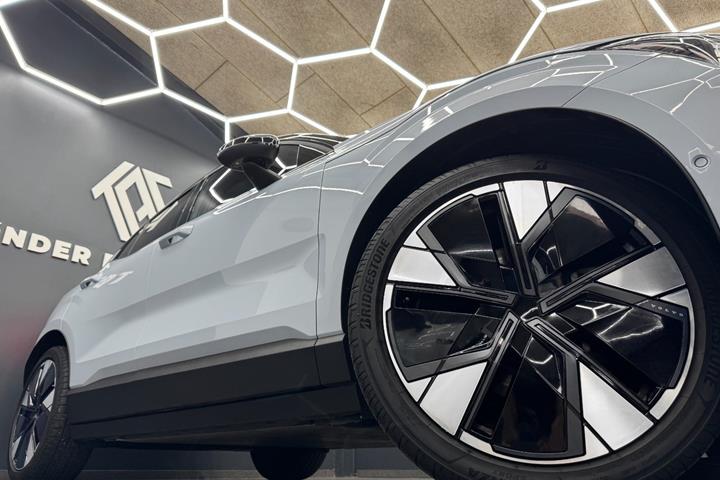 Blå Volvo EX30 fra 2024