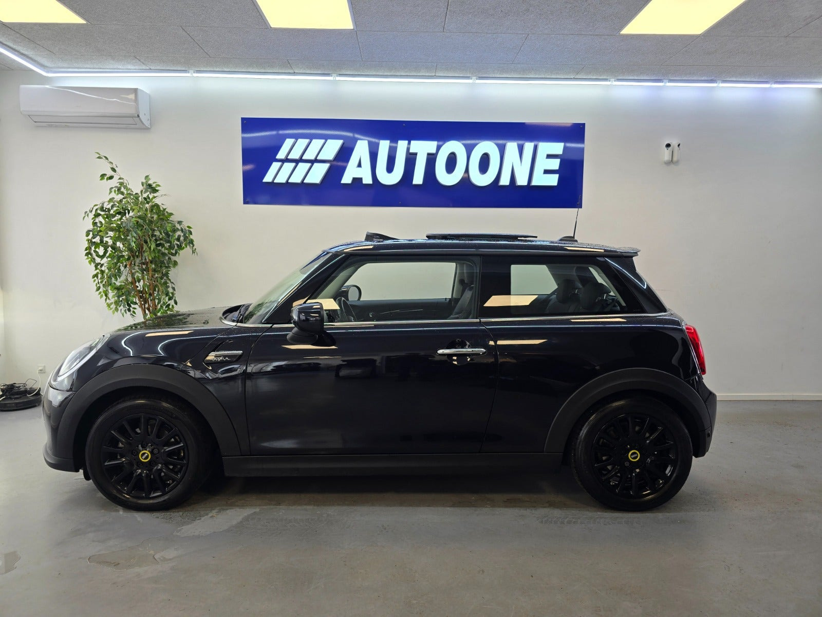 Blå Mini Cooper SE fra 2022