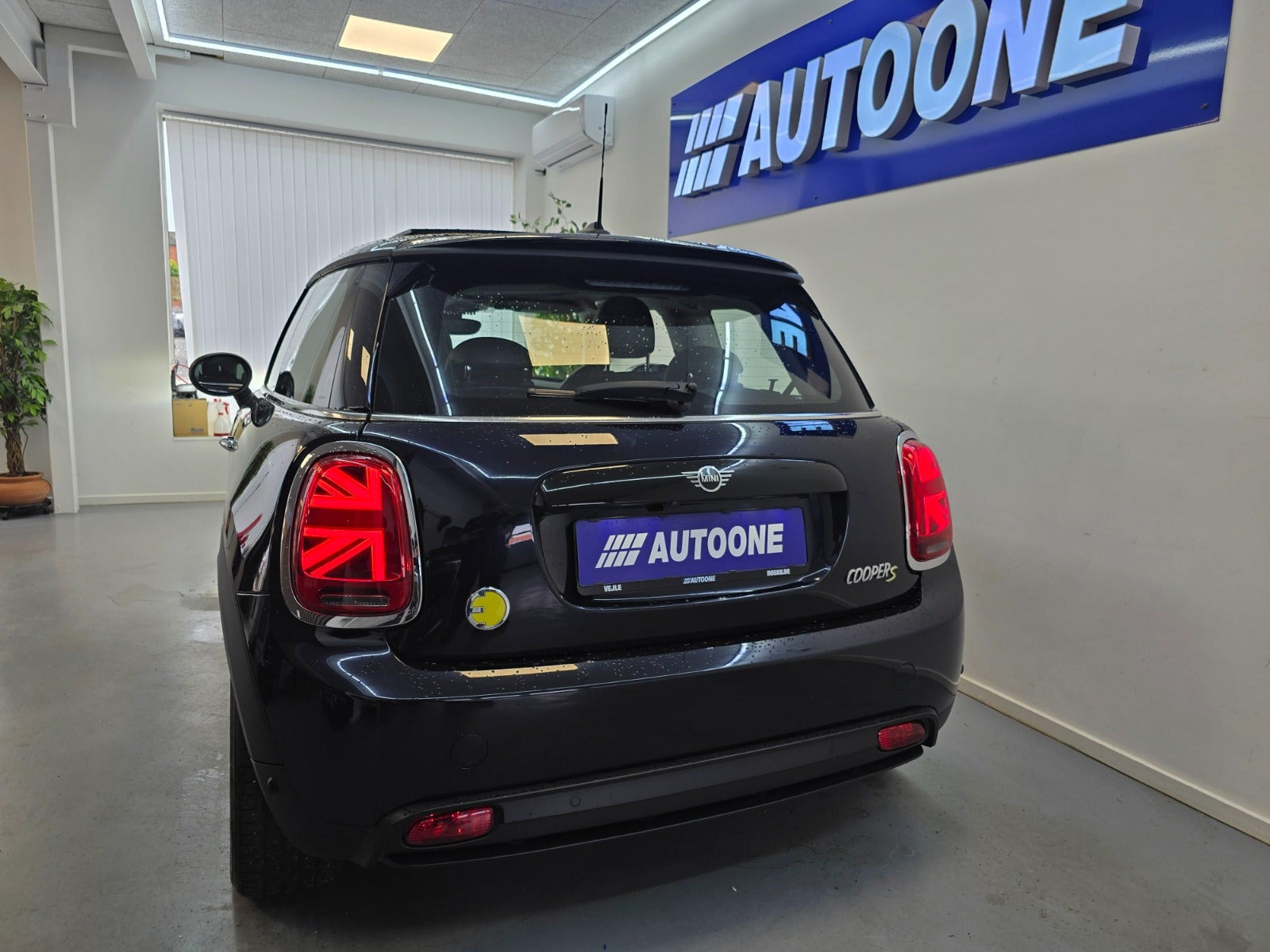 Blå Mini Cooper SE fra 2022