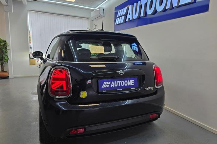 Blå Mini Cooper SE fra 2022
