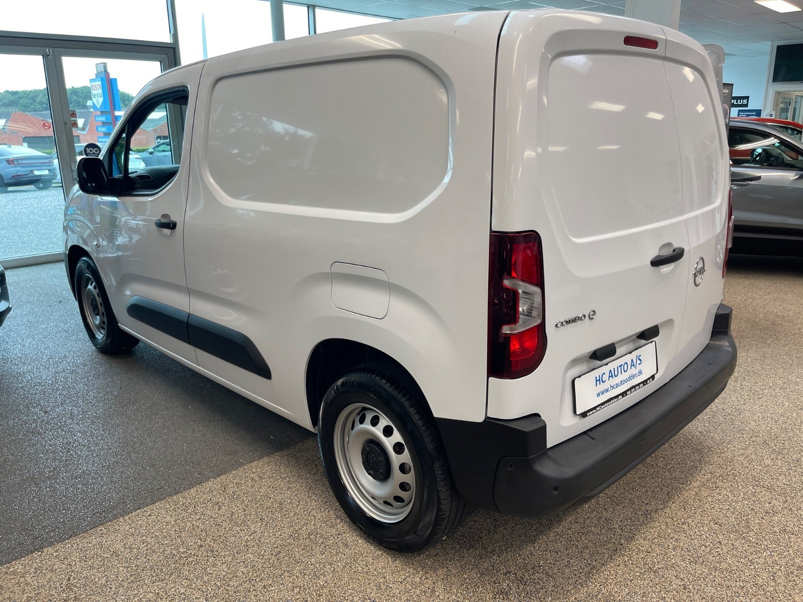 Hvid Opel Combo-e fra 2025