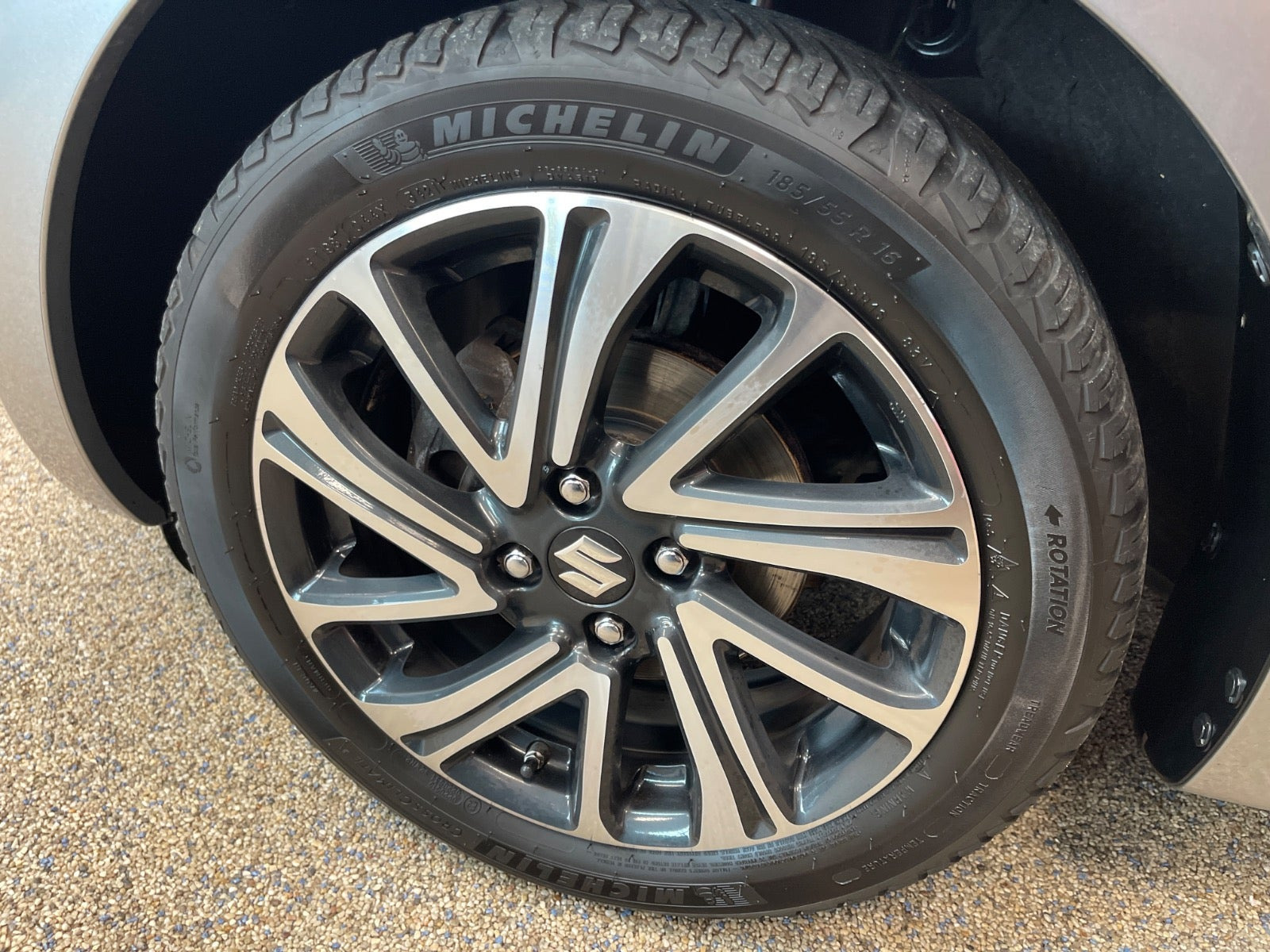 Grå Suzuki Swift fra 2022
