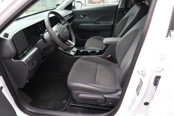 Hvid Hyundai Kona fra 2023