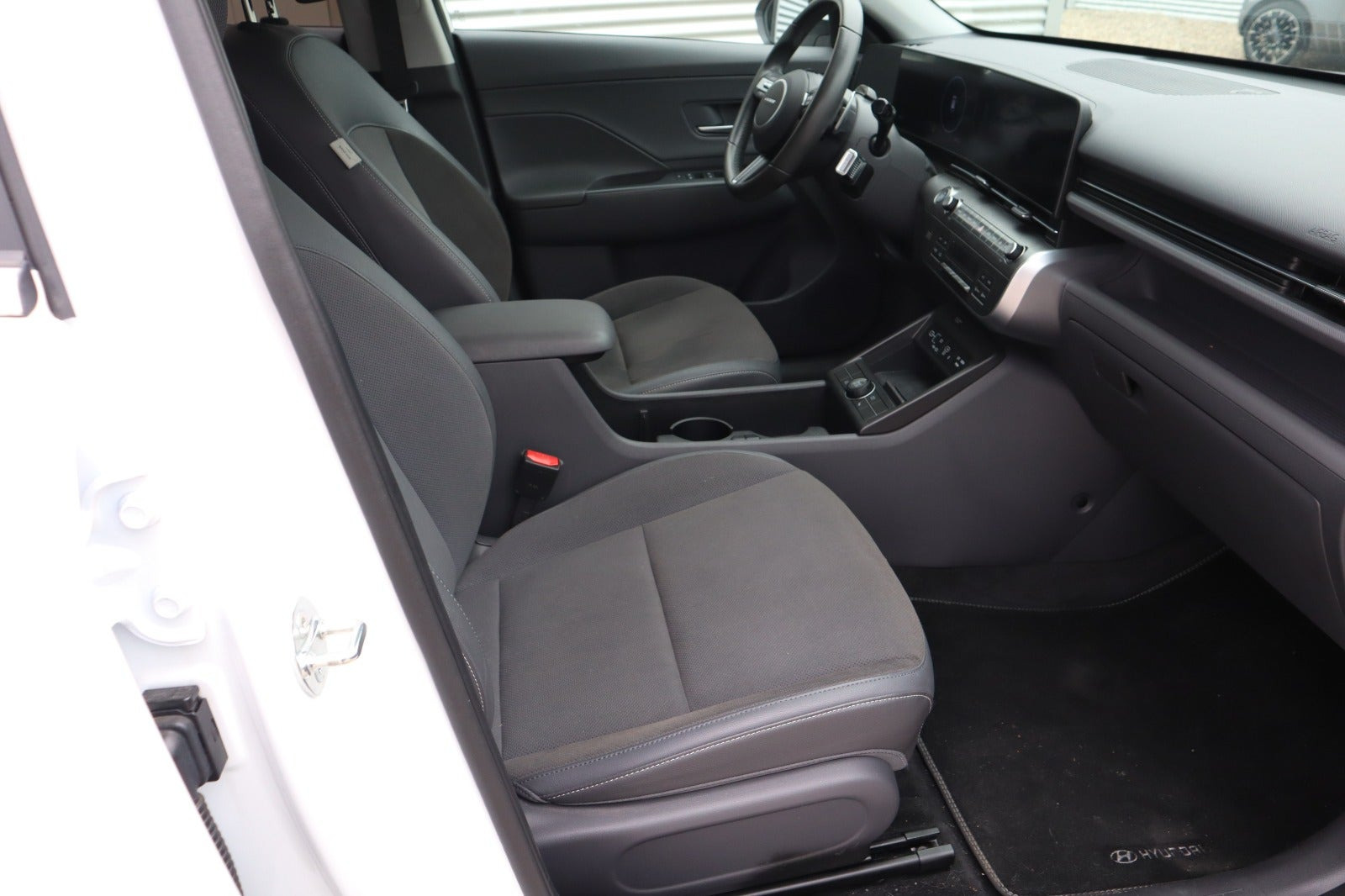 Hvid Hyundai Kona fra 2023