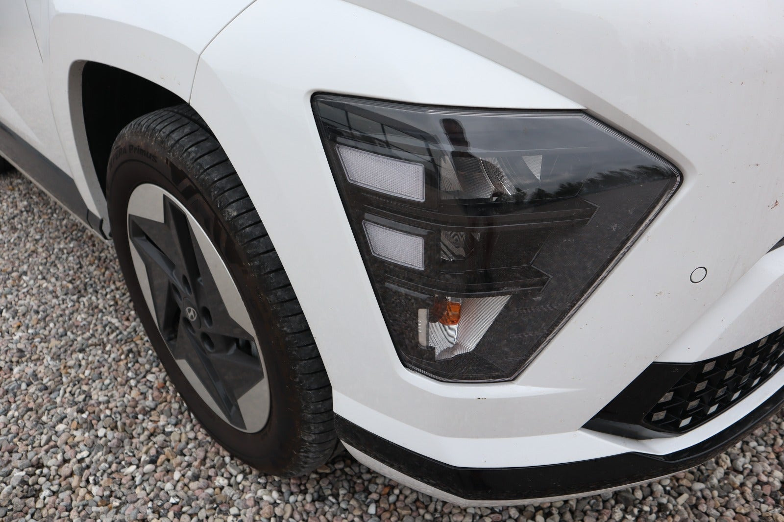 Hvid Hyundai Kona fra 2023