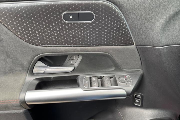Sort Mercedes EQA250+ fra 2025