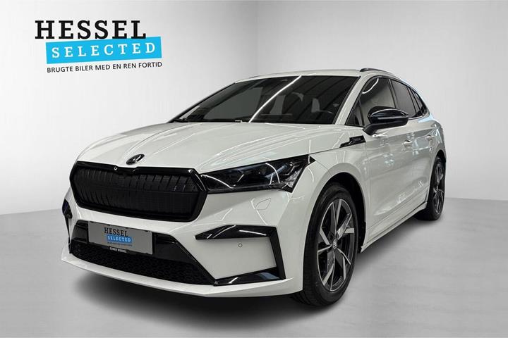 Hvid Skoda Enyaq fra 2023 set udefra