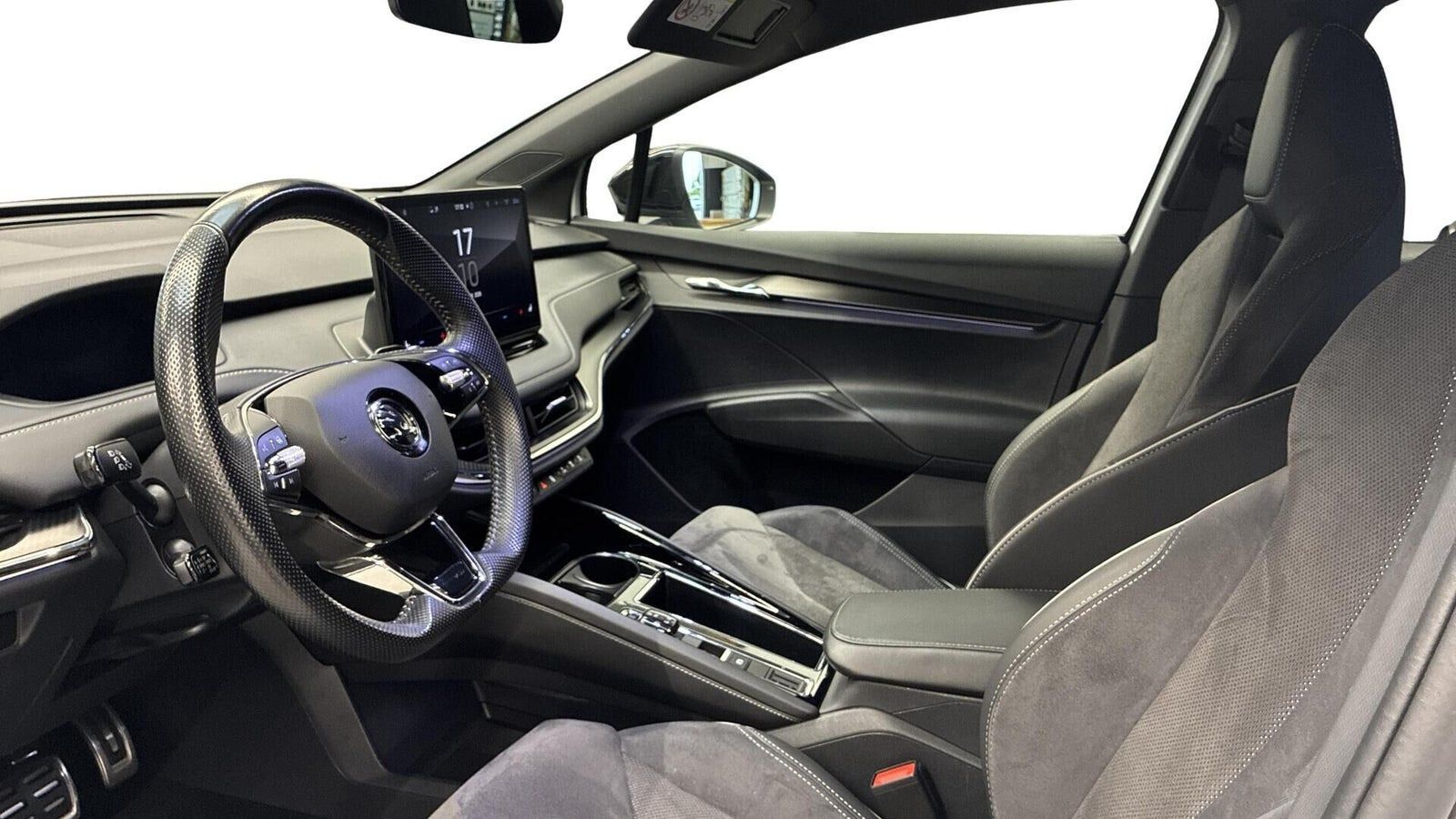 Hvid Skoda Enyaq fra 2023