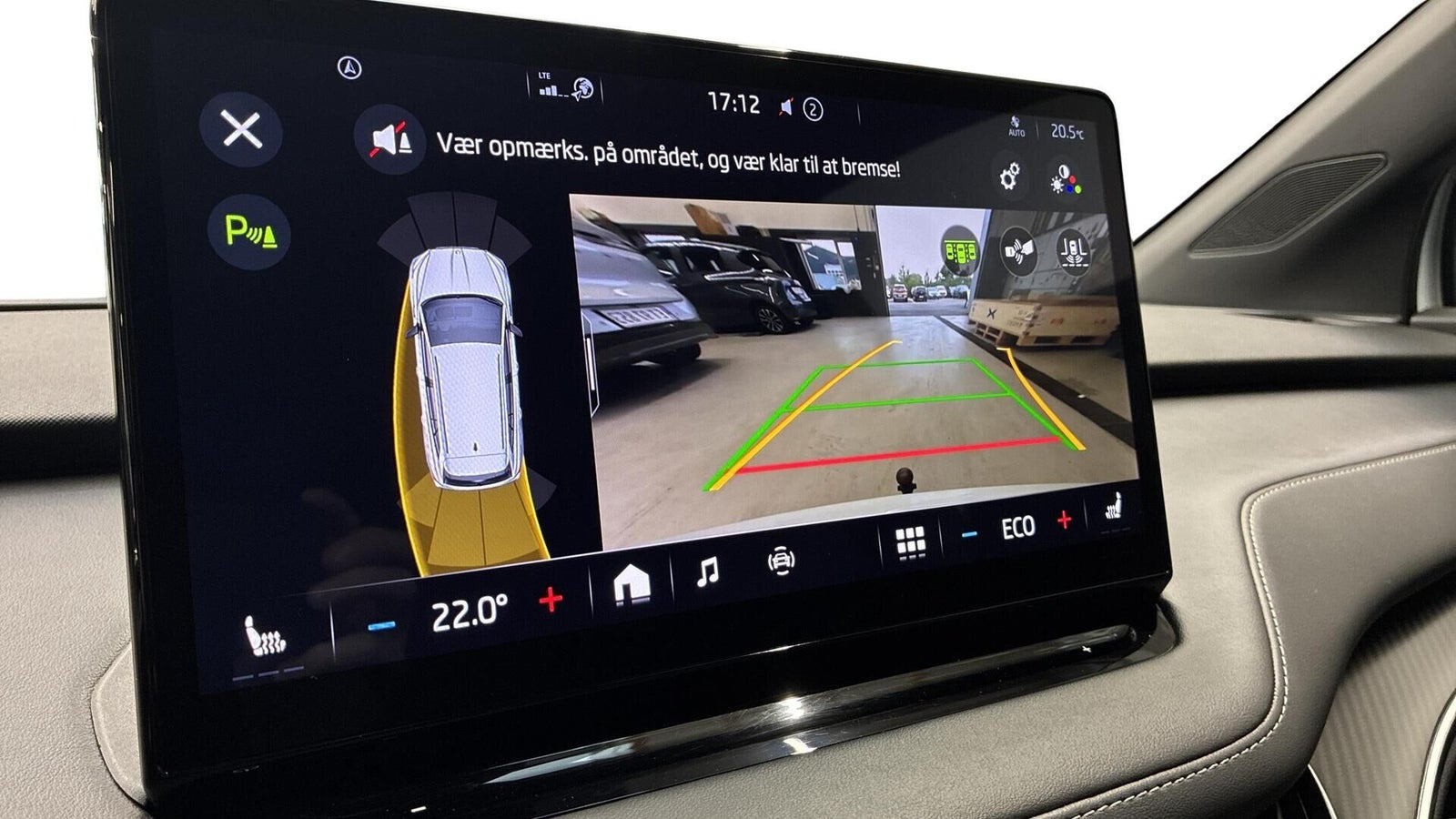 Hvid Skoda Enyaq fra 2023