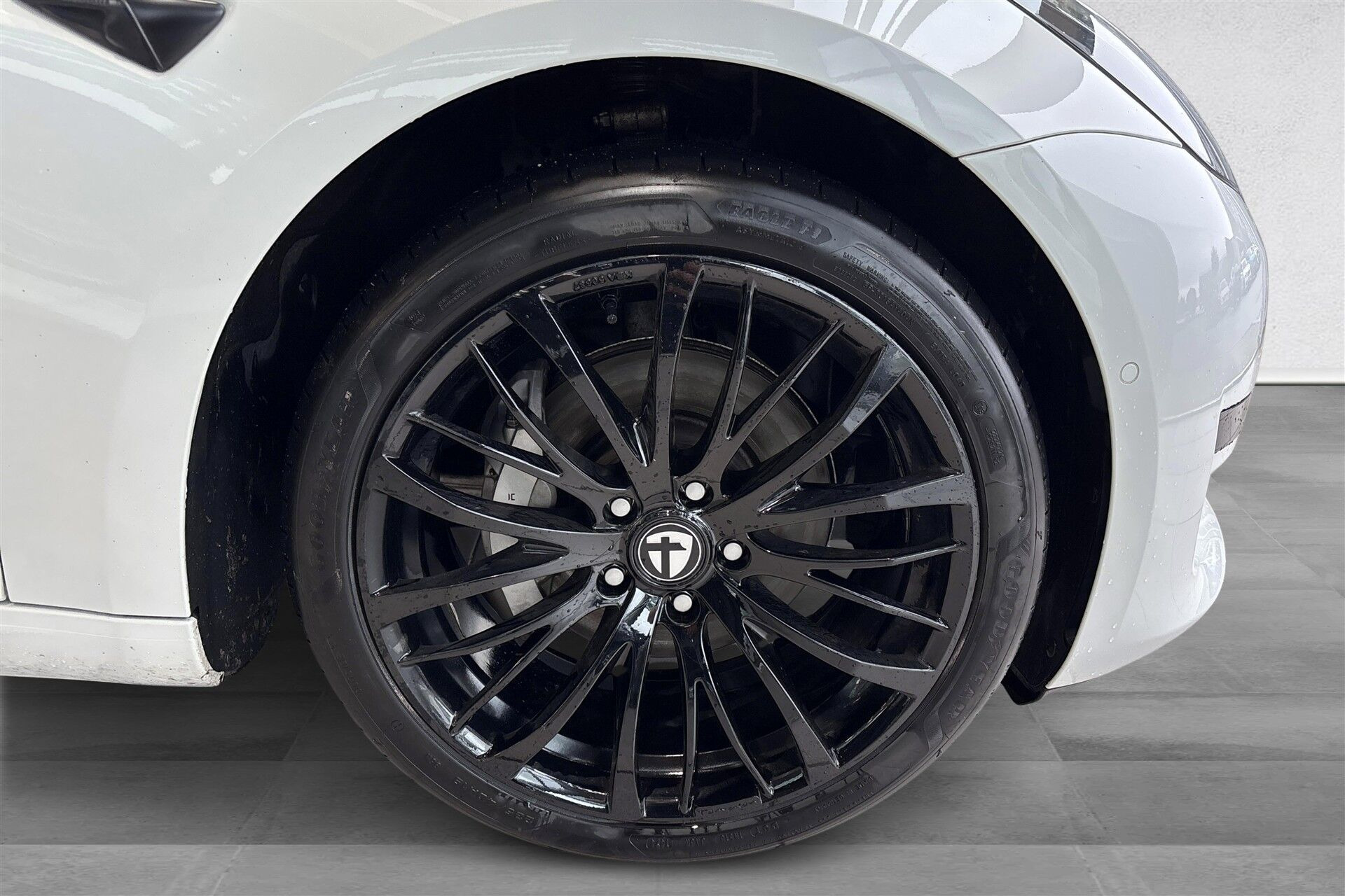 Hvid Tesla Model 3 fra 2022