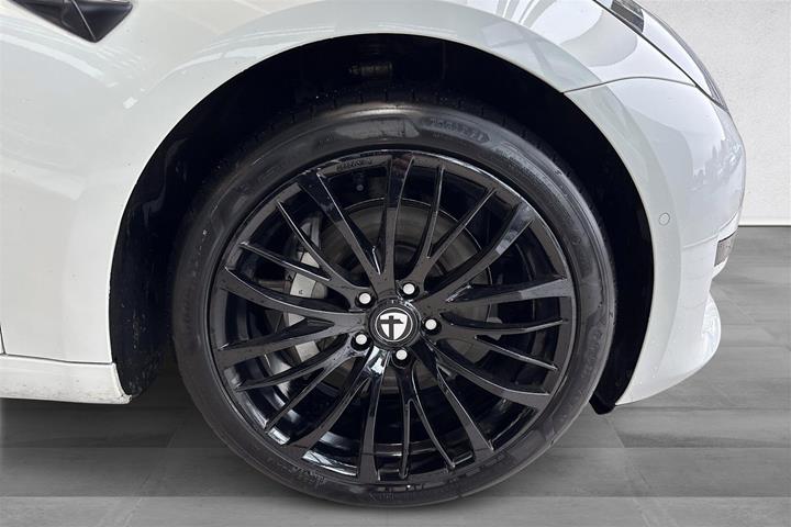 Hvid Tesla Model 3 fra 2022