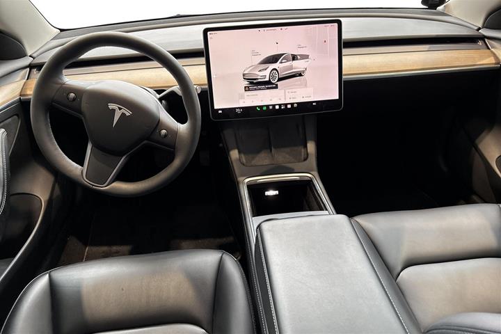 Hvid Tesla Model 3 fra 2022