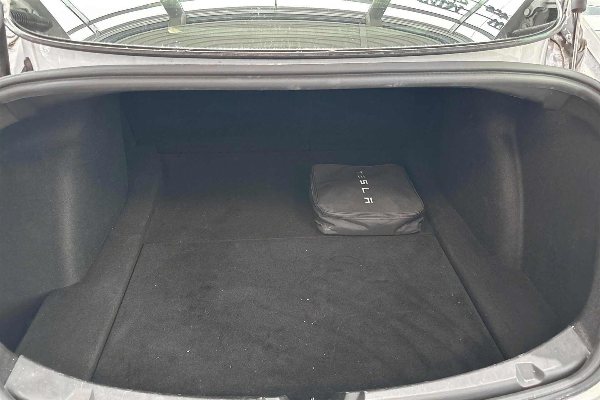 Hvid Tesla Model 3 fra 2022